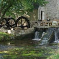 Visite libre d'un moulin à eau à trois roues et démonstration de mouture