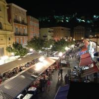 Marché nocturne au Village