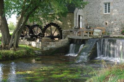 Visite libre d'un moulin à eau à trois roues et démonstration de mouture