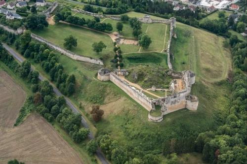 Cité médiévale, chemin de ronde et portes fortifiées de Coucy-le-Chateau