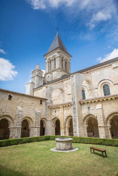 Visite libre et guidée de l'Abbaye de Nieul sur l'Autise