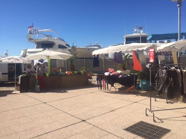 Marché sur le port- vendredi matin à Cap-d'Ail